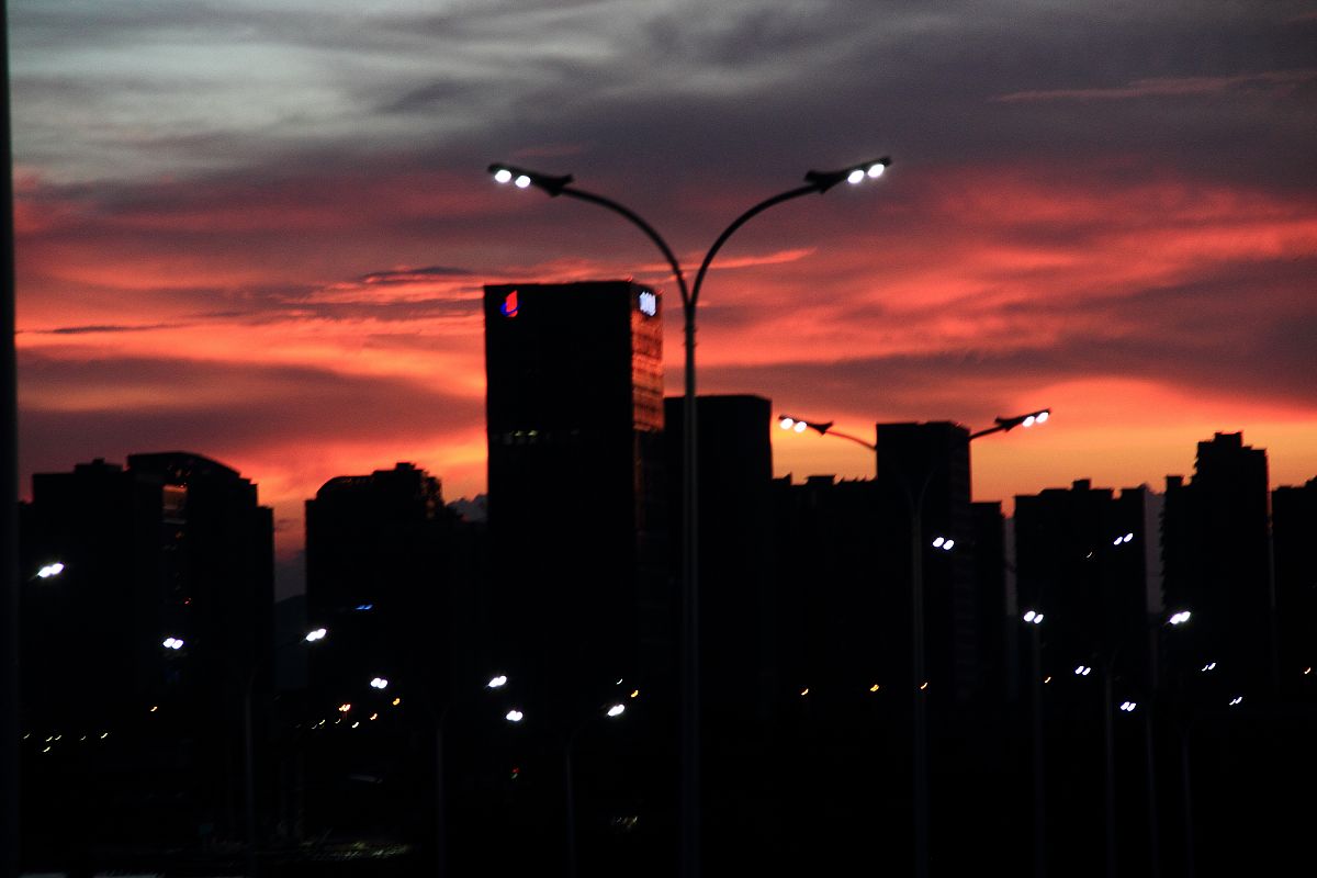 黄昏城市摄影：静谧的城市之美 - 无人街道的夕阳余晖