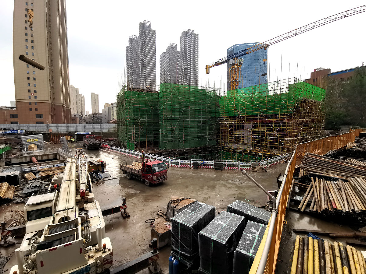 改写下面这段话在描述中增加个人感想：宝剑锋从磨砺出梅花香自苦寒来。成都锦绣天地项目在建设初期就遇到了新冠疫情其建设期与疫情相伴。历时两年多克服疫情、暴雨等客观因素影响一路艰辛克服万难锦绣天地项目终于在2022年9月完成交付。