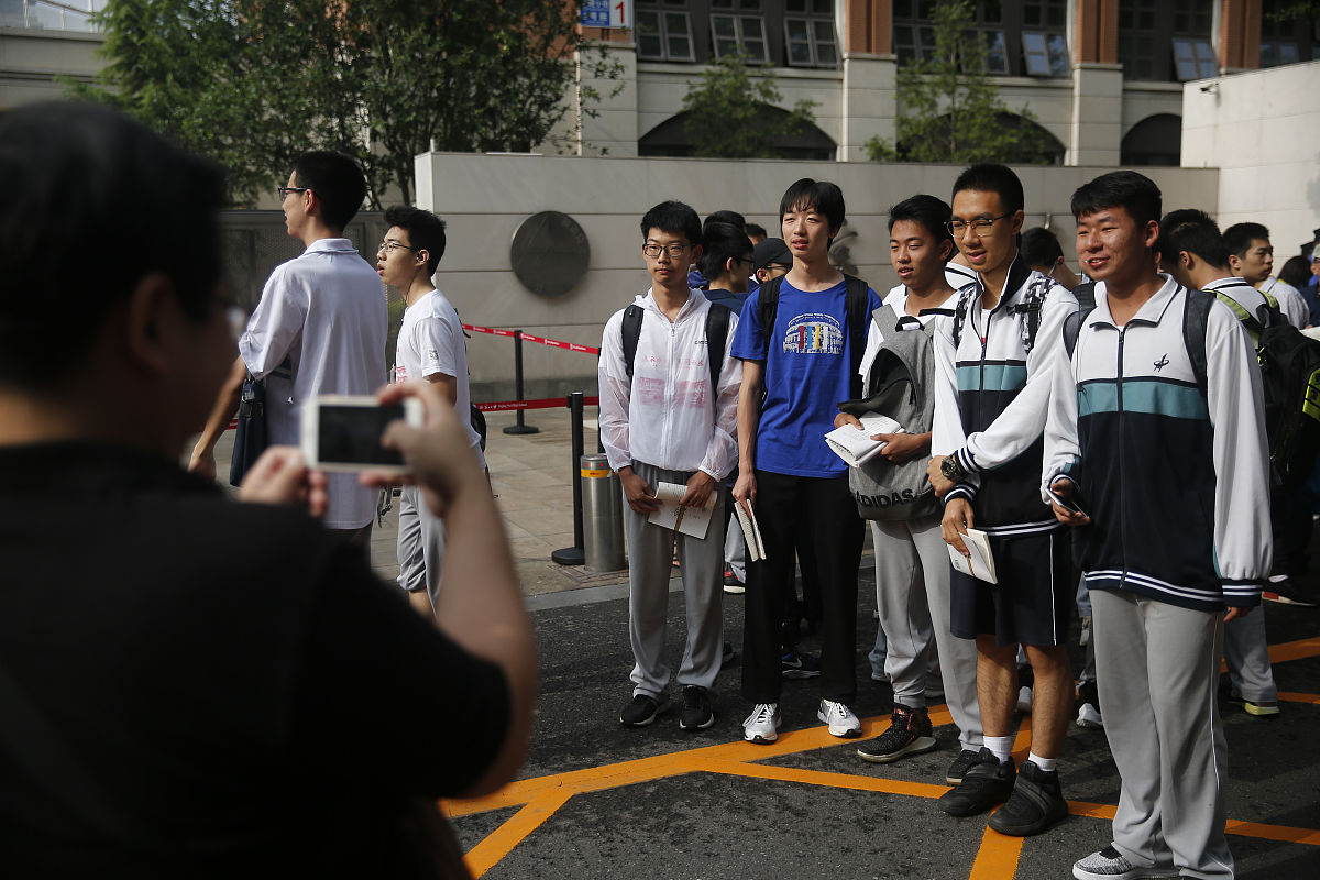 2019年6月7日,2019年全国高考开幕.北京八中考场外家长送考.