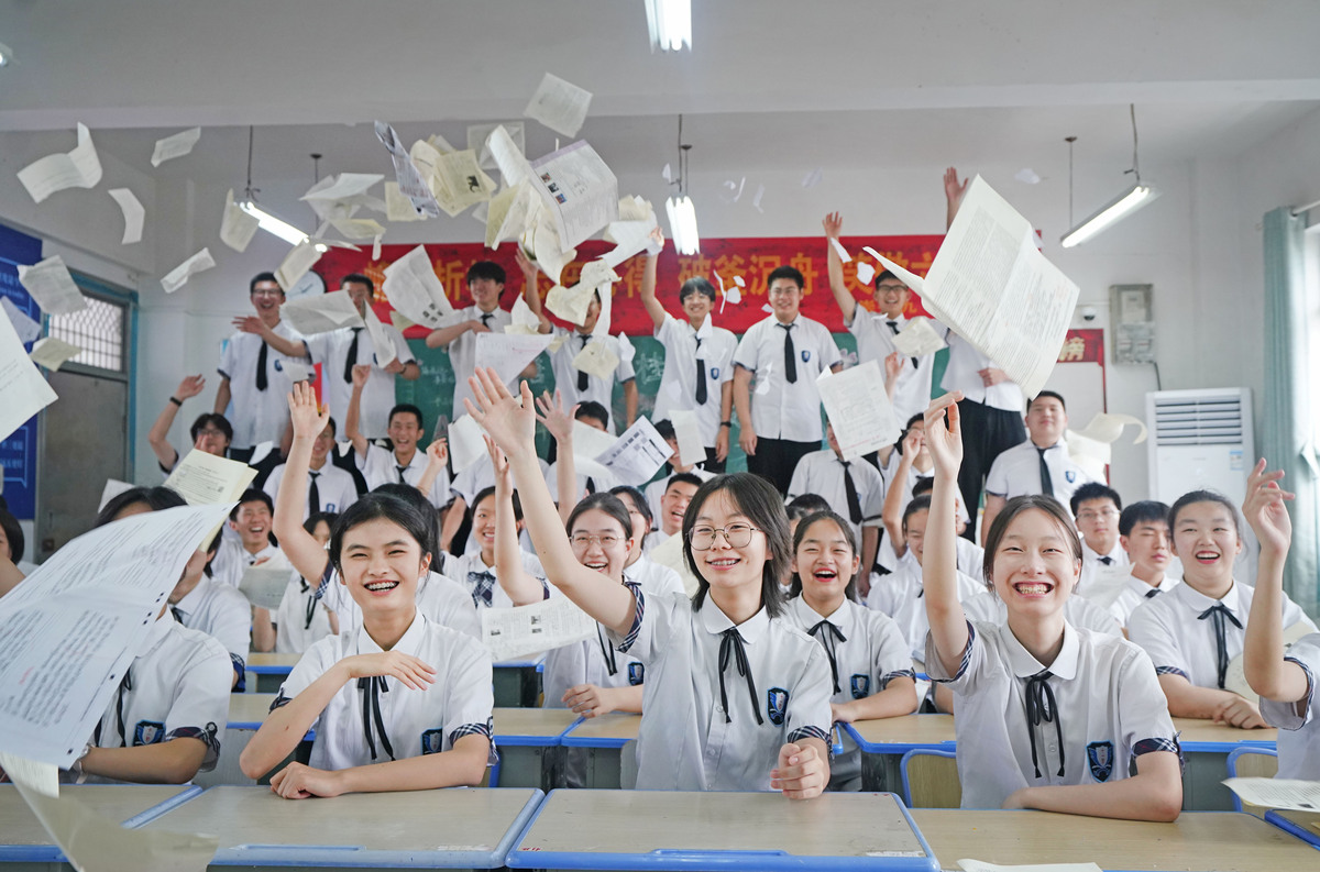 老师细心为学生穿校服，温暖场景展现师生情谊