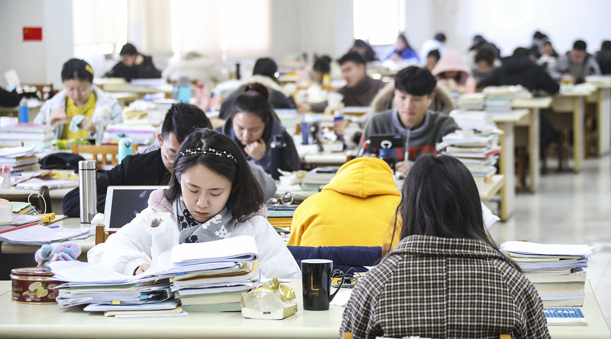 2019年12月11日,江苏淮安,淮阴师范学院考研的学生抓紧时间在图书馆内