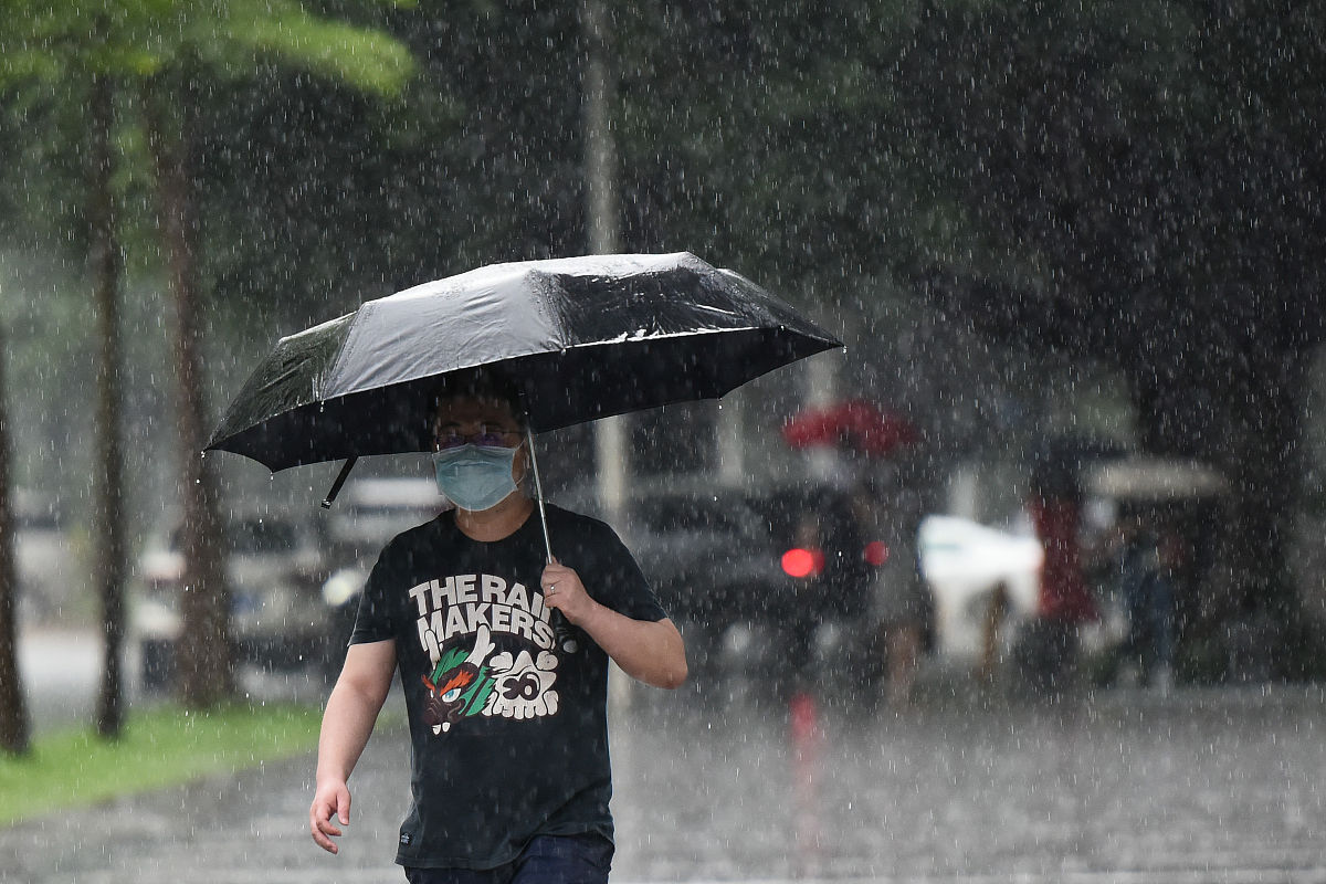 根据下面内容洗稿重新写一篇全新文章近日广东地区持续受到雨水的影响不少广东人都在为晒不干的衣服而烦恼。然而恶劣天气并未结束广东天气预报显示未来几天仍将持续雨雾天气。同时冷空气也将来袭北方降温幅度大而广东则将迎来大到暴雨伴有强对流天气过程气温将逐渐下降。在防潮方面可以采取以下措施：紧闭家中的窗户特别是关闭朝南和东南的窗户；使用温盐水拖地；将干茶叶装入纱布袋分置各处或将活性炭等放进衣柜内；提高使用频率让