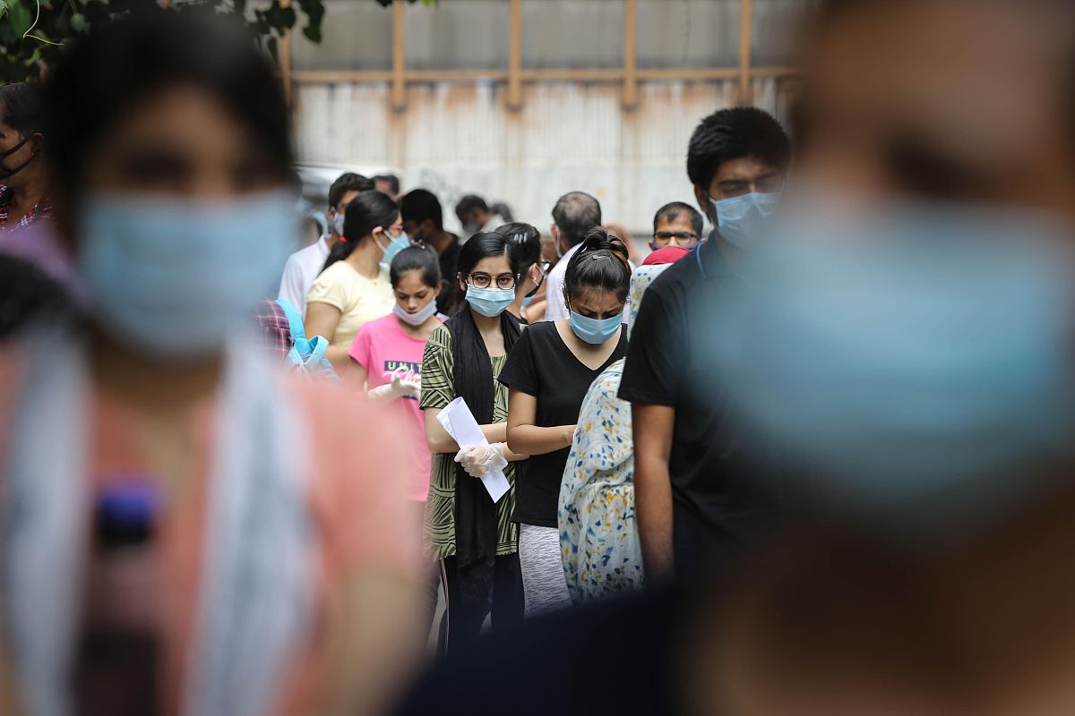 当地时间2020年9月13日,印度新德里,学生们在考场外等候参加的国家资