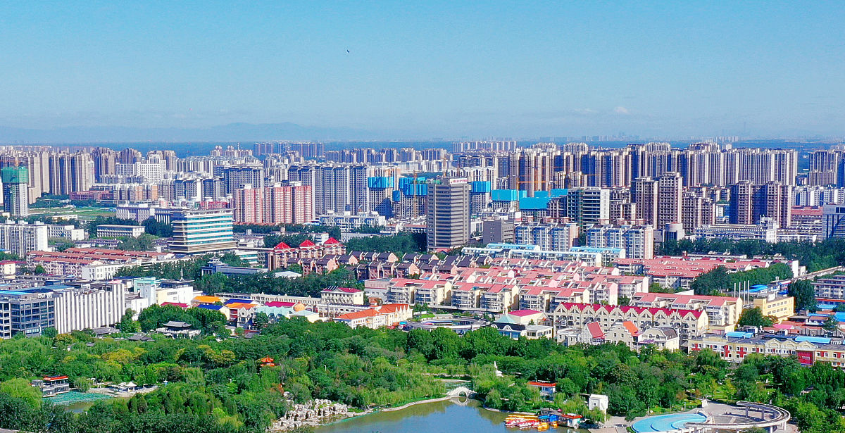 2021年8月1日,河北廊坊,市区天气晴朗能见度极佳.从廊坊市区人民公园