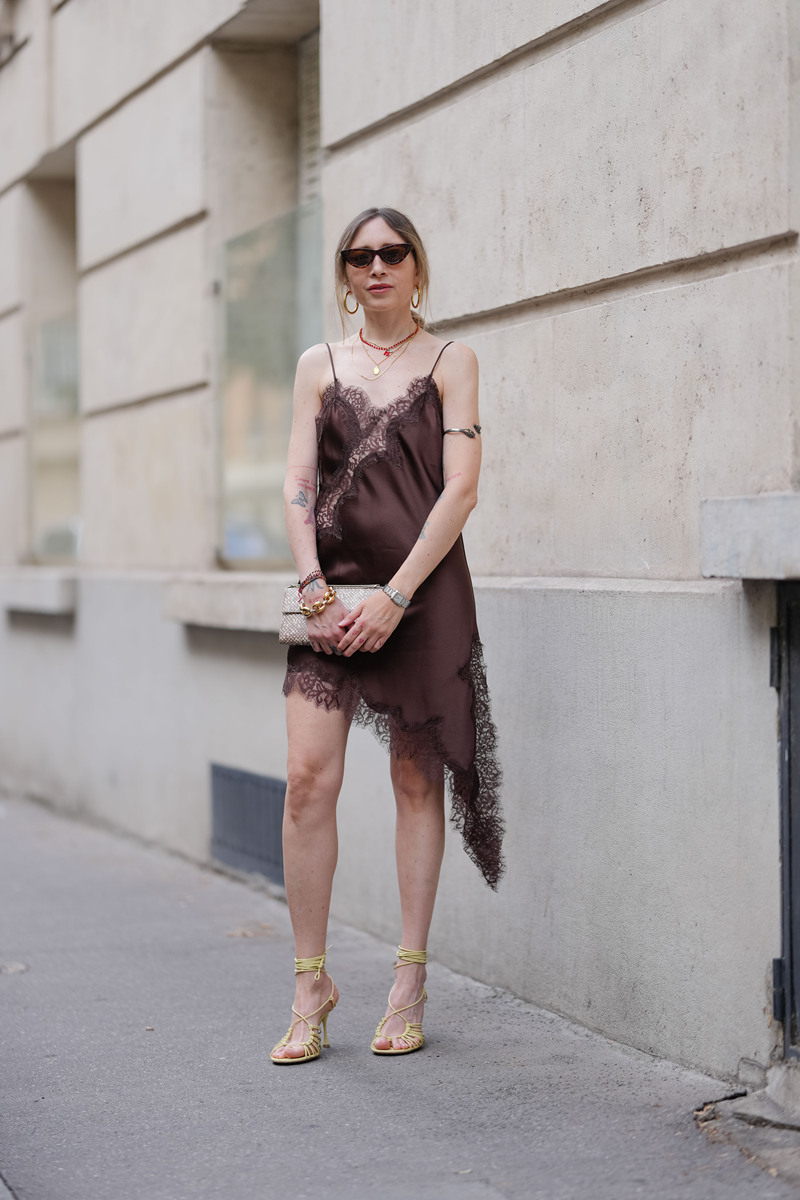 皮肤白皙穿什么颜色衣服更好看？亮色还是暗色？