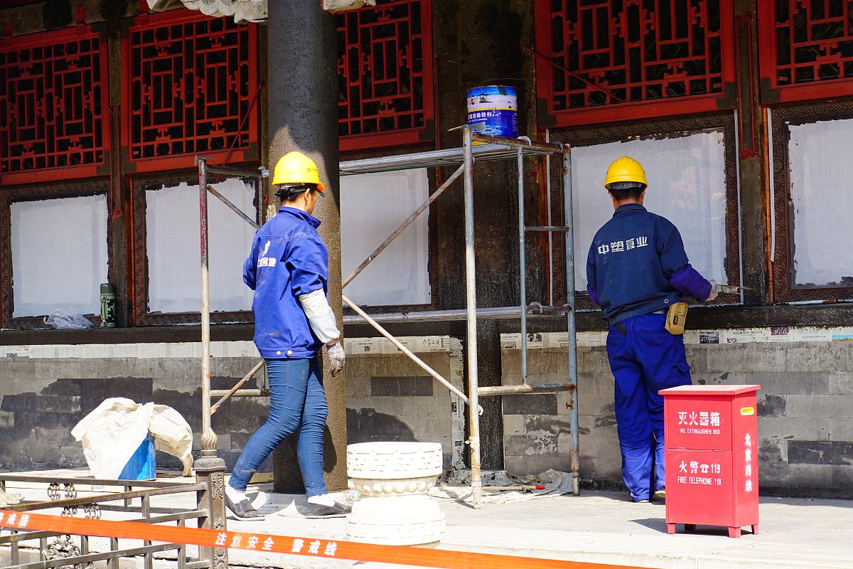 2019年4月4日,北京,故宫工作人员正在对东西六宫庭院内建筑进行修缮.