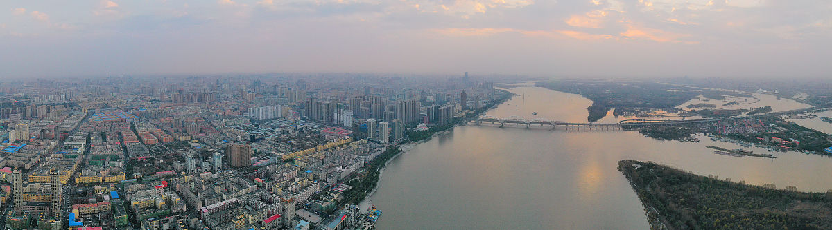 2020年10月9日,黑龙江省哈尔滨市,无人机沿松花江俯瞰老城区道外区的