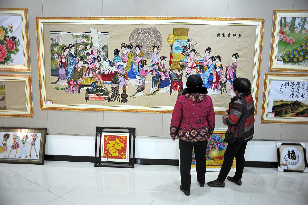 如何在村镇中与村民们开展文化艺术交流活动：组织文艺演出、书法绘画比赛、乡村文化展览等活动让村民展示自己的才艺增进彼此之间的交流与了解丰富村民的精神文化生活。请写出一份活动策划案