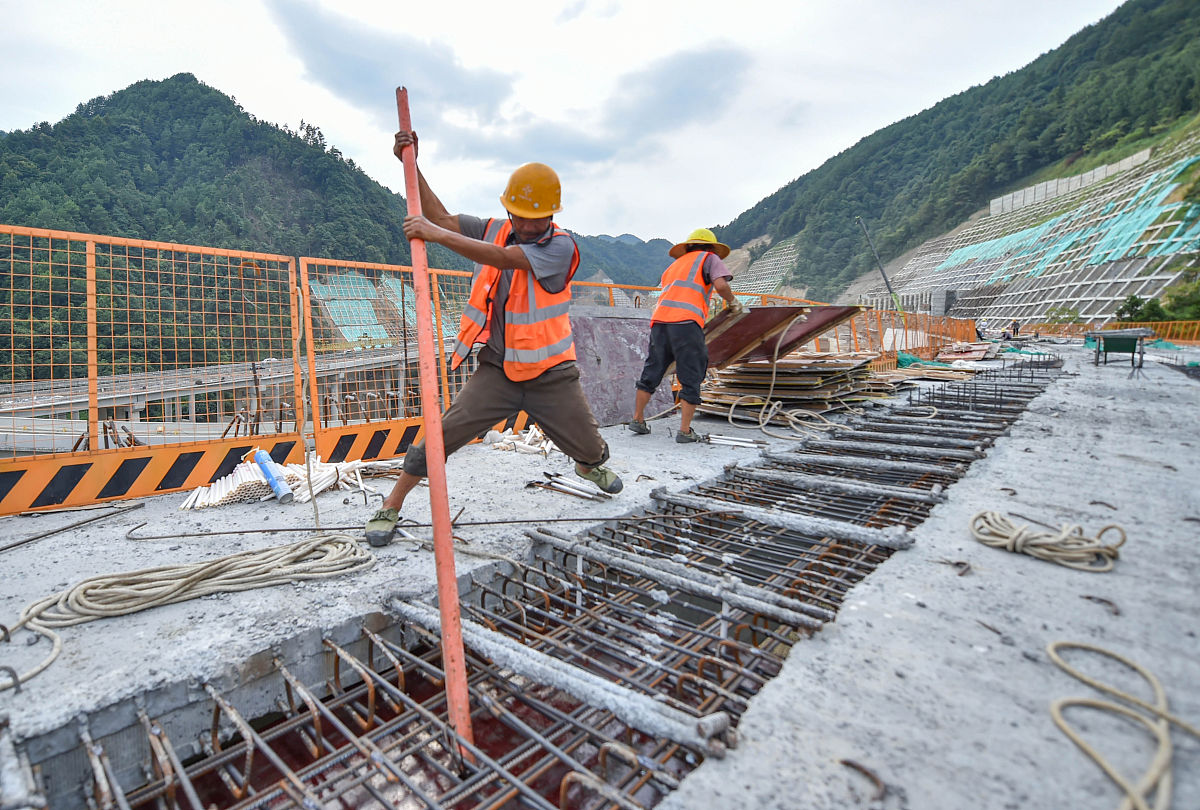 2021年8月7日,贵州铜仁,中交一公局的工人在沿印松高速公路九江枢纽互