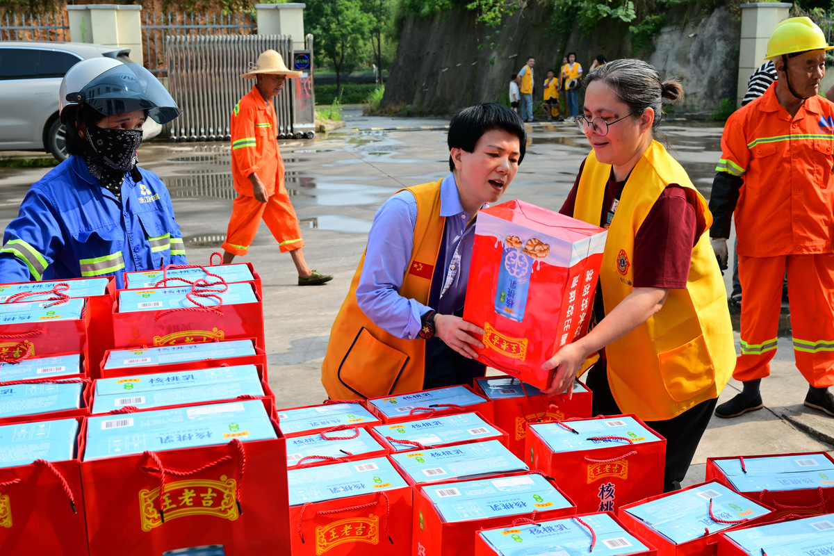 爱心捐赠头盔：用爱心呵护生命，助力安全出行