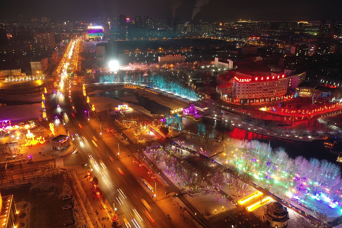 2021年2月26日,是元宵佳节,当晚,新疆博乐市主要街道上彩灯绽放,绚丽