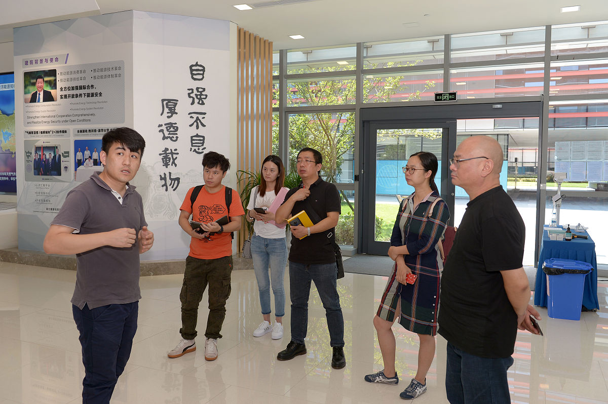 为了了解高新区城市社区管理现状进行了访谈和查阅相关互联网报告请将这个过程详细论述。