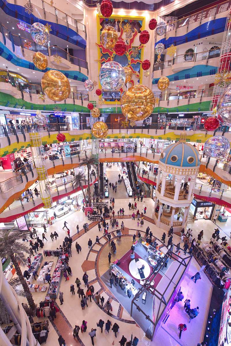 2017年12月10日,大连一家大型国有商场81周年店庆,消费者在商场选购货