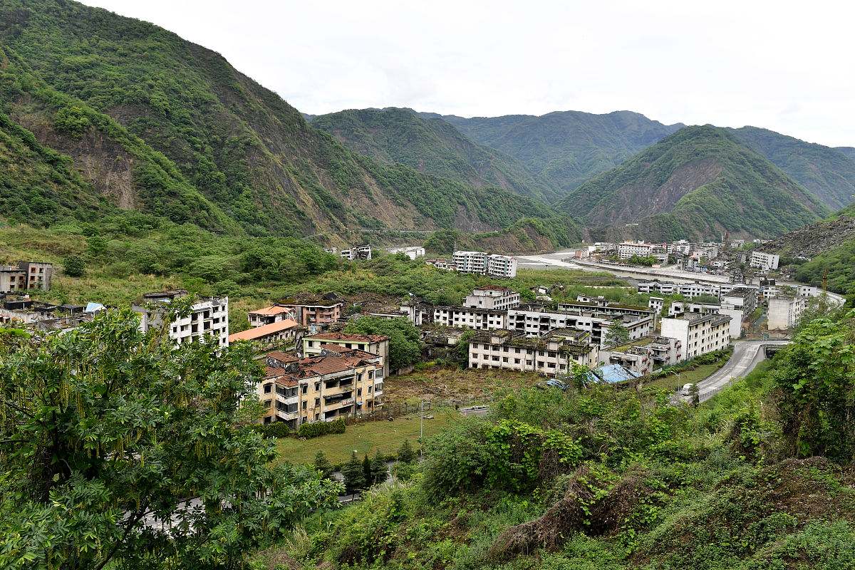 你充当一个写作文员我给你一段话你对这段话进行伪原创、润色改写降低与原文的相似度保持主要意思不变再进行一句话的简单扩写扩写加在原来的内容后面也就是放在同一个pp里面不要放在一个单独的pp里面并且保持html标签不变给你的内容如下： p北川两字共同组成了一棵在呵护下健康成长的树苗是社会对北川的关爱也是北川坚强重生的寓意。北川周围展翅的鸟儿在飞翔是同学们美好的未来是北川新的希望。