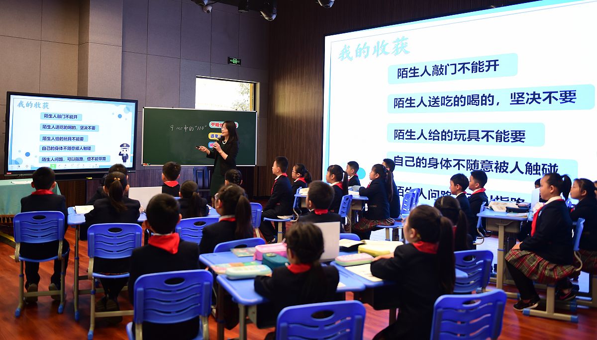 石牌镇小学教师李晓银5月27日在华中师范大学马克思主义学院组织的大中小学思政课一体化共同体金课教学展示中讲授《推动构建人类命运共同体》专题小学阶段课例教学的核心议题为什么是人类命运共同体？有何作用？