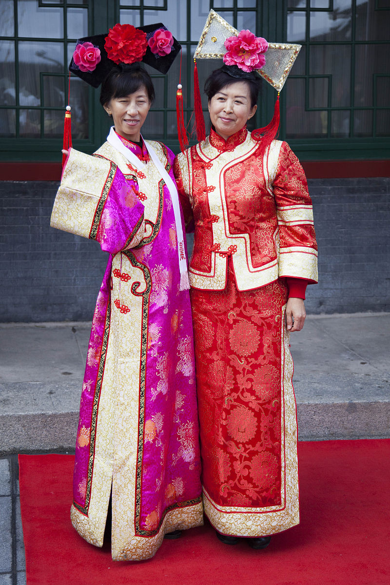  2016年11月12日,游客在吉林市满族博物馆与格格们喜过"颁金节".