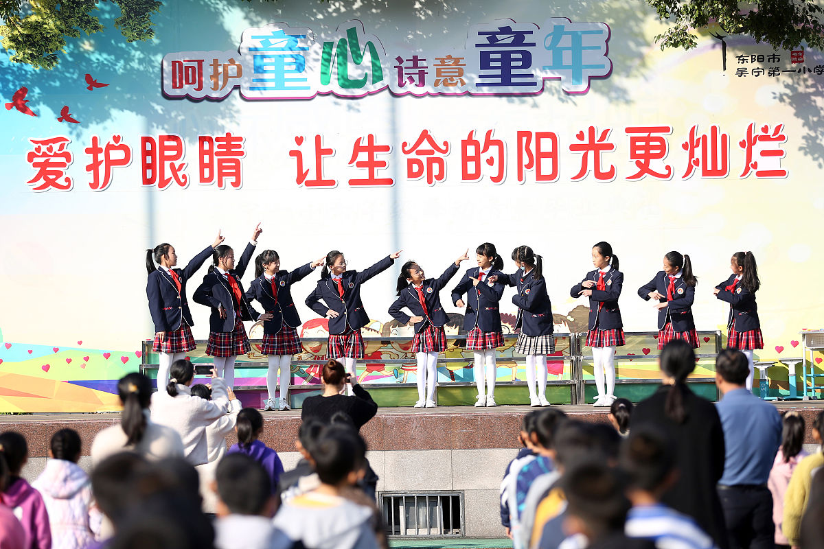 《光明的未来》歌曲：爱眼护眼，寓意美好未来