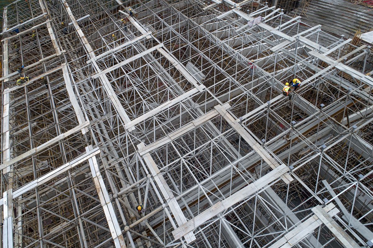 模板支撑施工难点解析：设计、安装、调整、拆除全方位解读