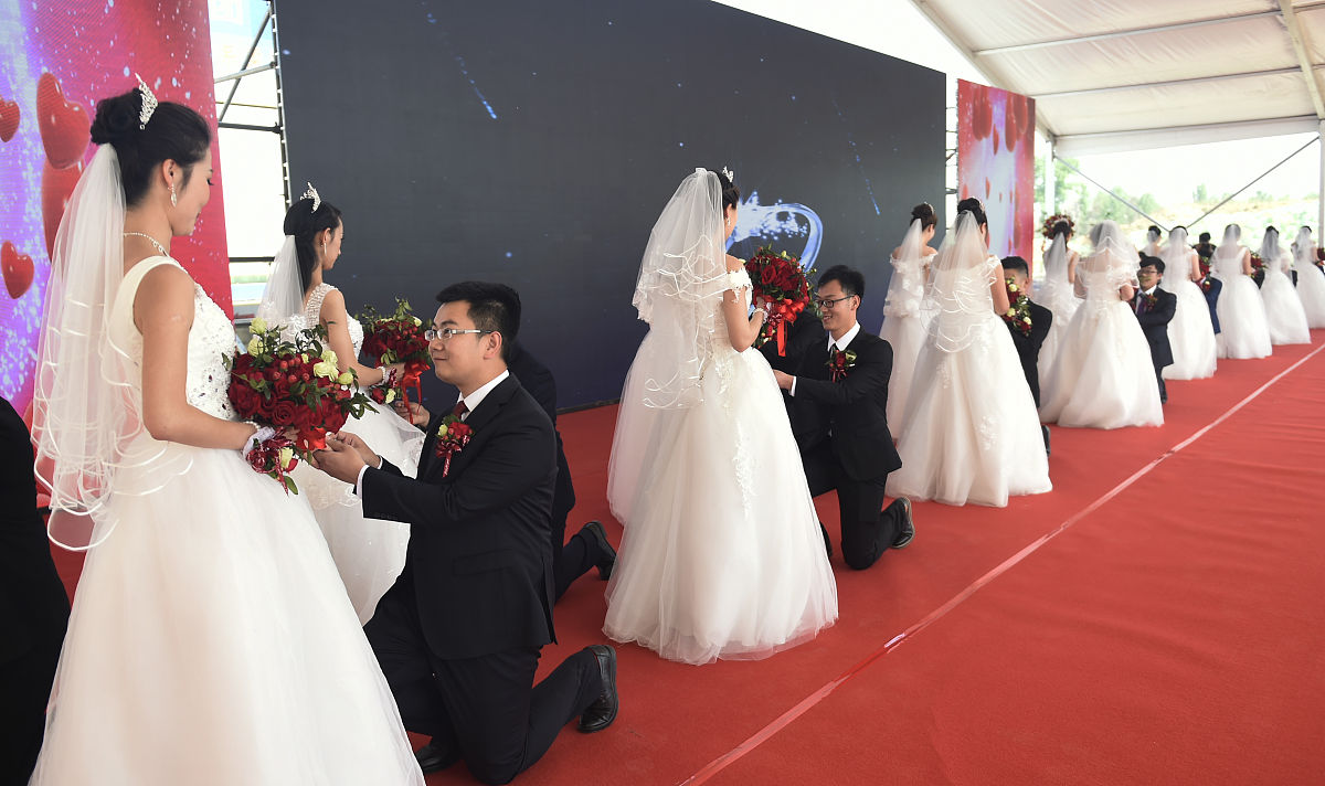 描述项目部入场复核、分包商及人员准入、人员教育及体检特种作业人员持证情况、纳入项目安委会的文件、较大以上风险作业落实自有员工同进同出要求、班组安全建设一户一档案形成的具体做法。