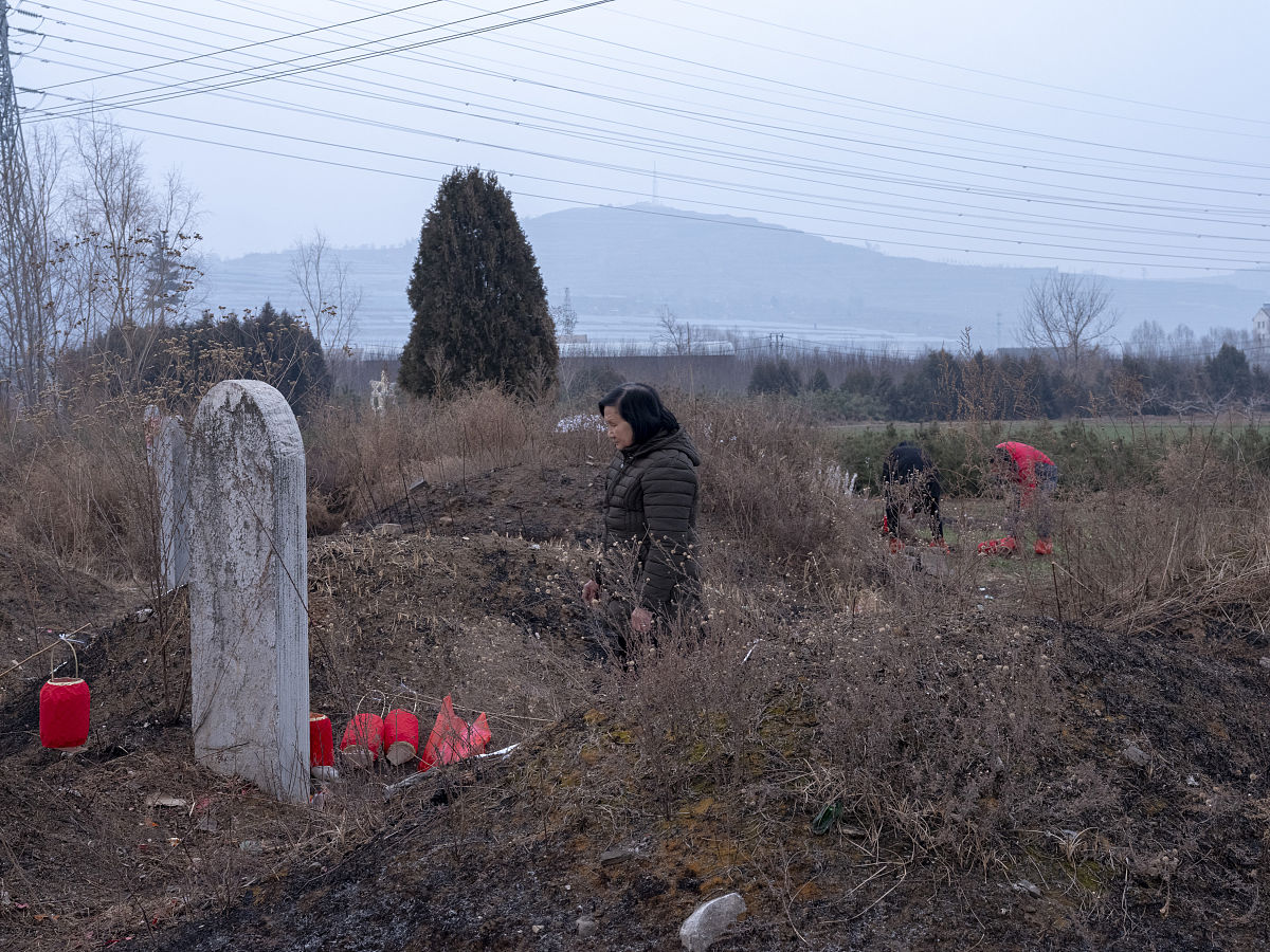 解析 梦见在坟头捡媒