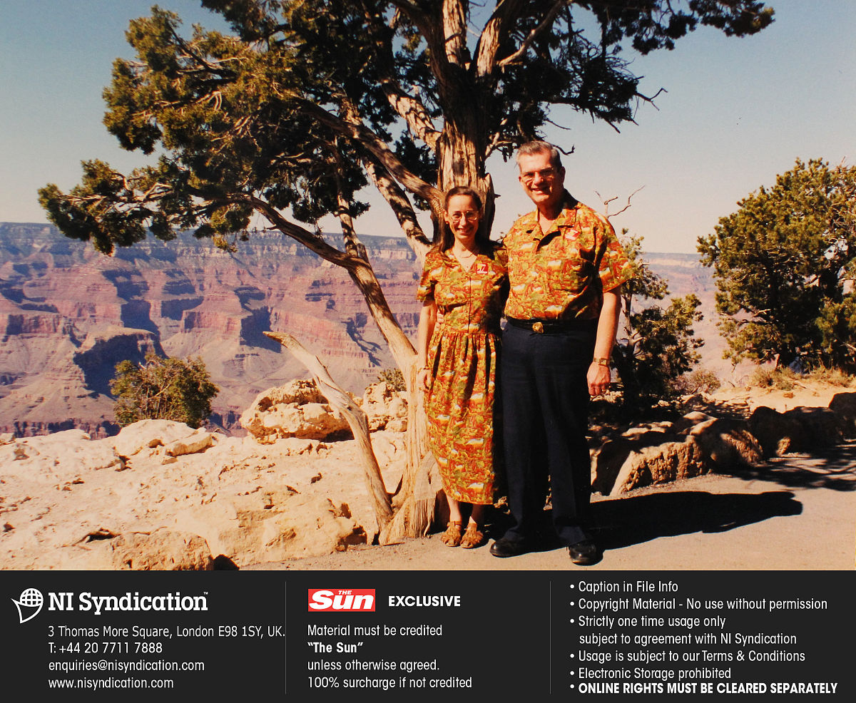 你是一名服装创业者 非常著名 你的目标是线上销售情侣装 我对你要求是计划书