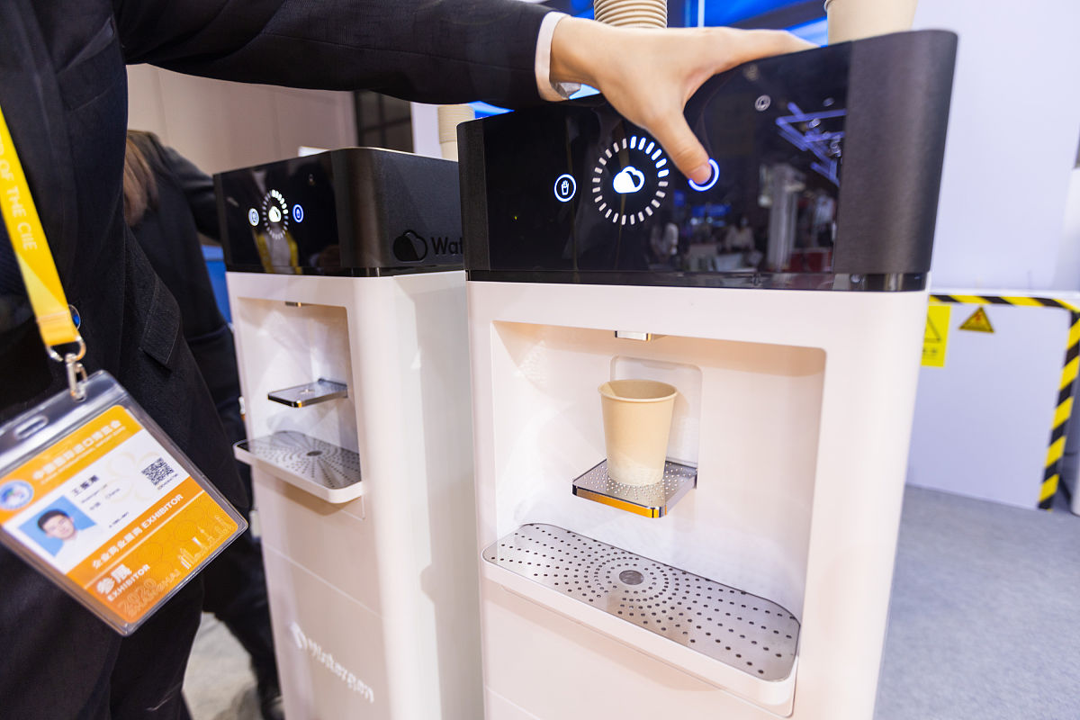 自动感应洗手液机 一伸手就能出泡沫 方便快捷 泡沫绵密如云朵 可以深层清洁手部 出泡量有6档可调盖子能轻松拧开 可以根据自己的喜好更换液体 配备USB口 可以实现快速充电 它的续航能力也很不错 使用感受