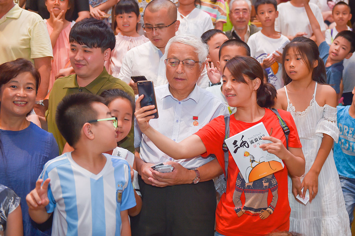 2019年7月25日,辽宁沈阳,国产故事片《三毛流浪记》主演王龙基空降玖