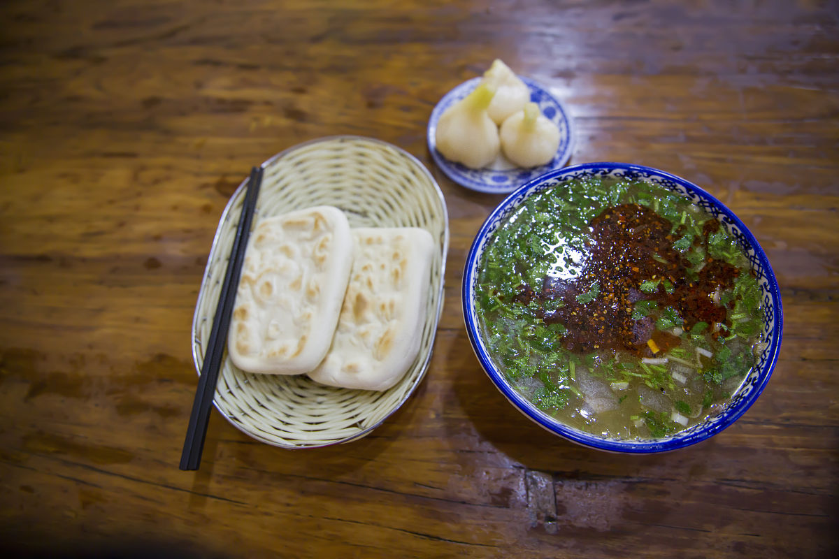 南阳特色早餐南阳特色早餐有：1 南阳油茶：以茶叶、花生、芝麻、糯米等为主要原料加入牛奶、豆浆、鸡蛋等调味品煮制而成口感浓郁香甜既能解渴又能填饱肚子。2 南阳馍馍：以面粉、酵母等为主要原料制成的小面饼口感柔软搭配肉丝、豆腐、鸡蛋等馅料味道鲜美。3 南阳热干面：以面条、芝麻酱、豆瓣酱、花生酱等为主要继续