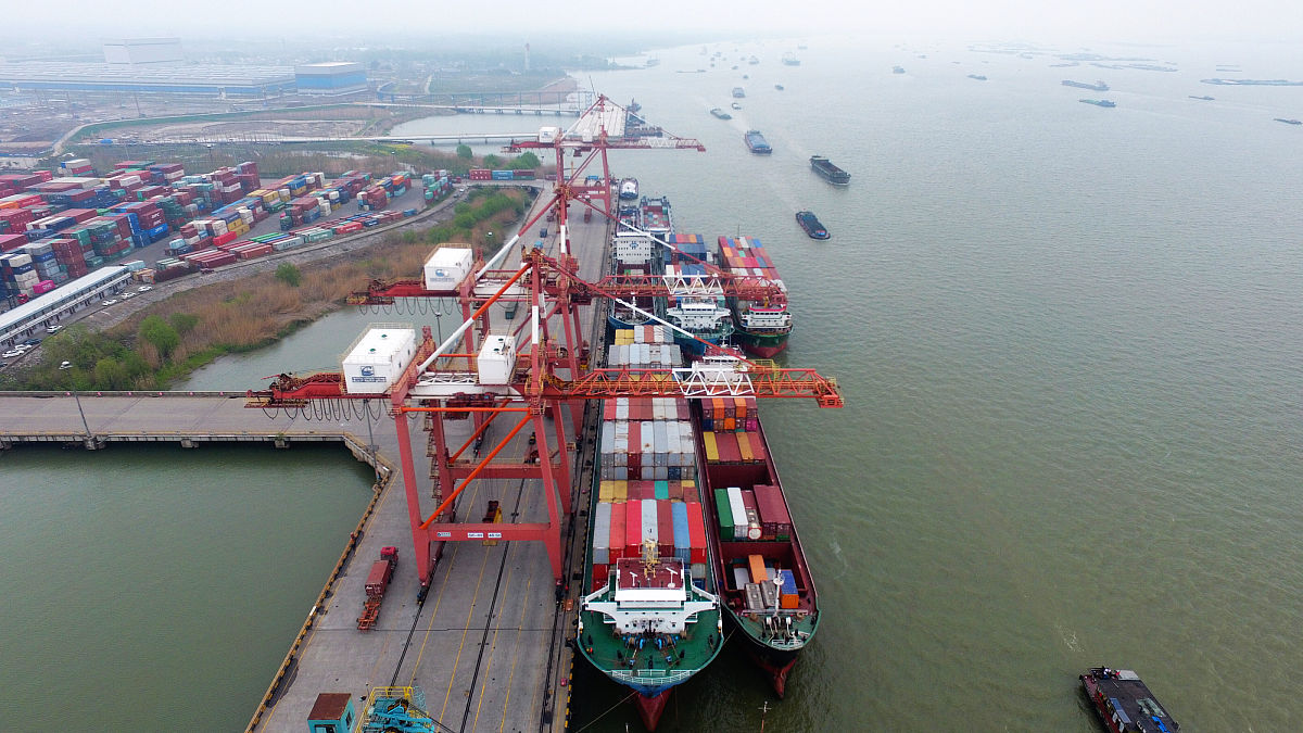 镇江港昔日是历代潜运中心和通商口岸现在是长江下游重要的水水、水陆联运的中转港口。从货种结构看港口吞吐量主要以煤炭、金属矿石、矿建材料、非金属矿石等货种为主。2014年镇江港完成货物吞吐量141亿吨其中外贸货物23133万吨集装箱375万标准箱。这句话降重