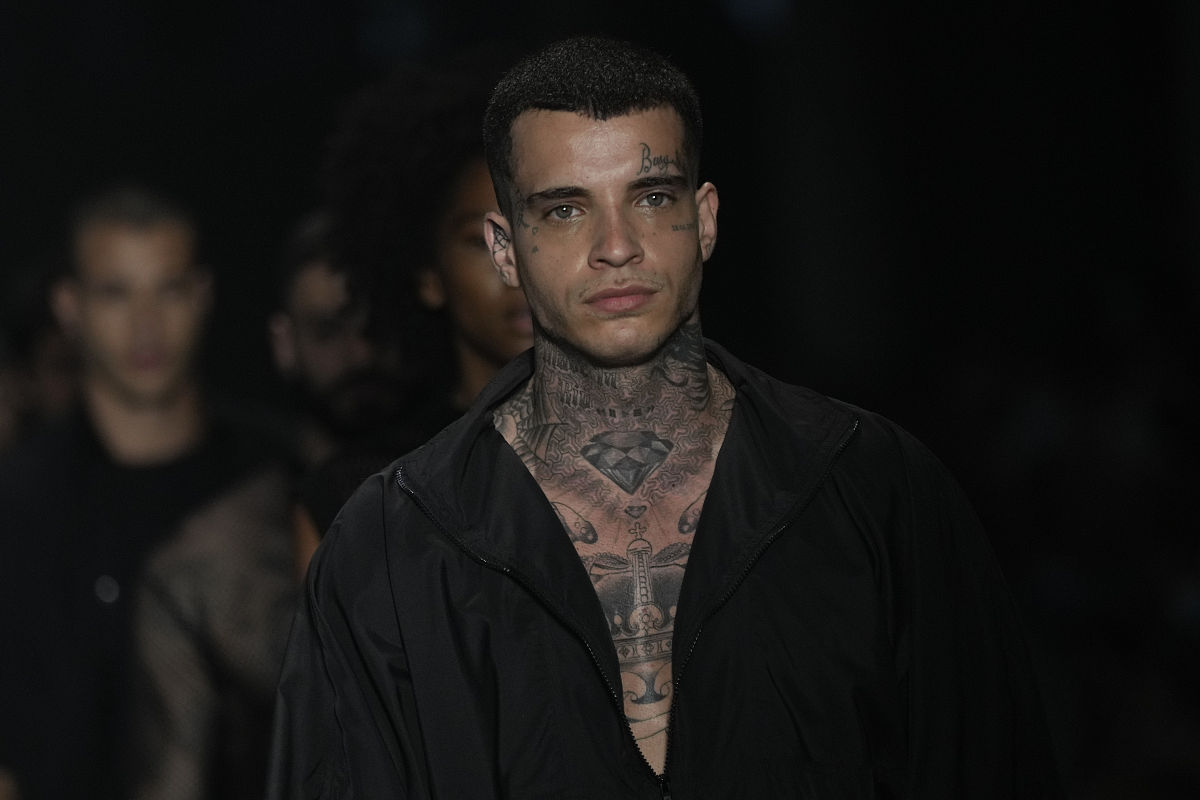 当地时间2021年11月18日,巴西圣保罗,torinno 品牌秀场.a model wears
