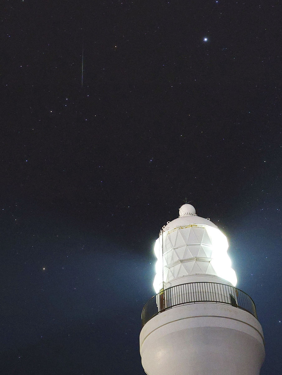 当地时间2020年12月14日,日本静冈县,当地观测到双子座流星雨.13日晚,