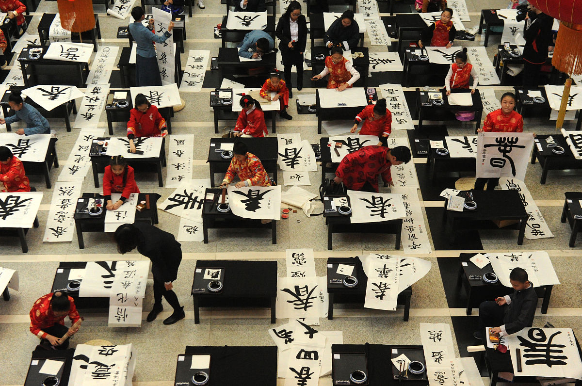 2018年3月3日,大连,青少年书法爱好者参加书"春"大赛决赛.