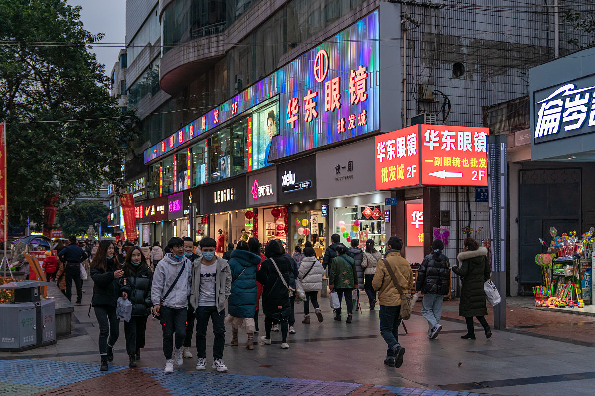 写一个四川川曙商业街的景观区位项目客群分析