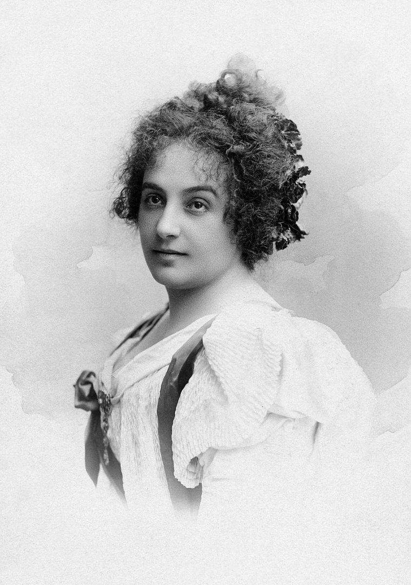 用通俗易懂的语气将下面一段话翻译成中文并结合文章的意思对词句进行调整使之表达流畅语句通顺：На них давили со всех сторон родственники умоляли Жана одуматься Король по-дружески предложил срочно отправить Изабеллу в тихую обитель а детей отдать на в