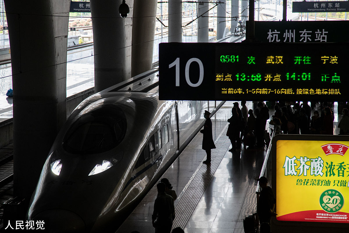 高铁展现的是中国速度绿皮车体现的是中国温度