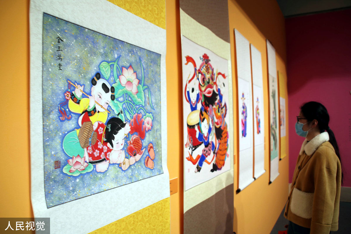 2020年4月9日,苏州,观众在中国木版年画特展上参观.