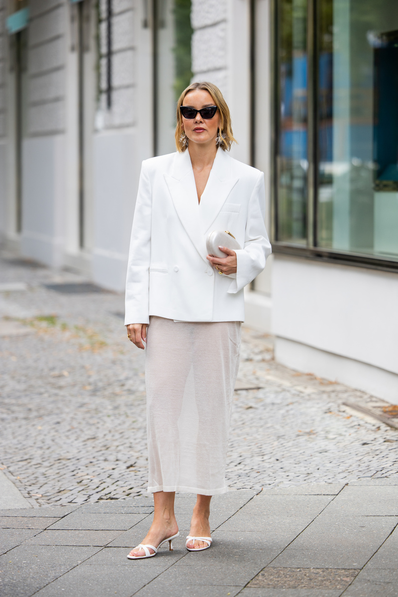 中性衬衫颜色搭配指南：提亮肤色，打造和谐整体