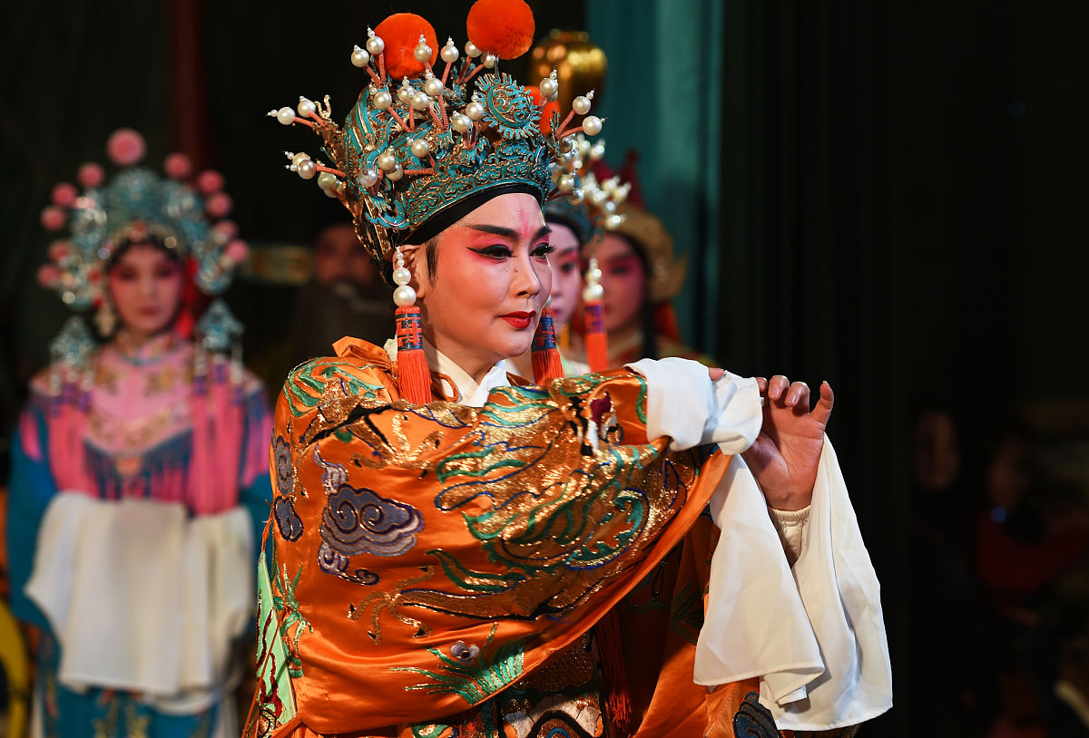2018年2月24日,浙江金华,义乌市婺剧保护传承中心为观众表演婺剧《包