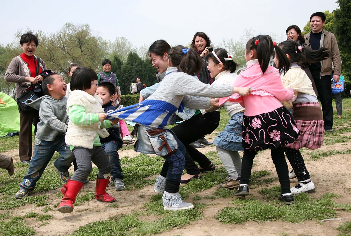 童年趣事：玩游戏、放风筝、做美食，回忆满满！