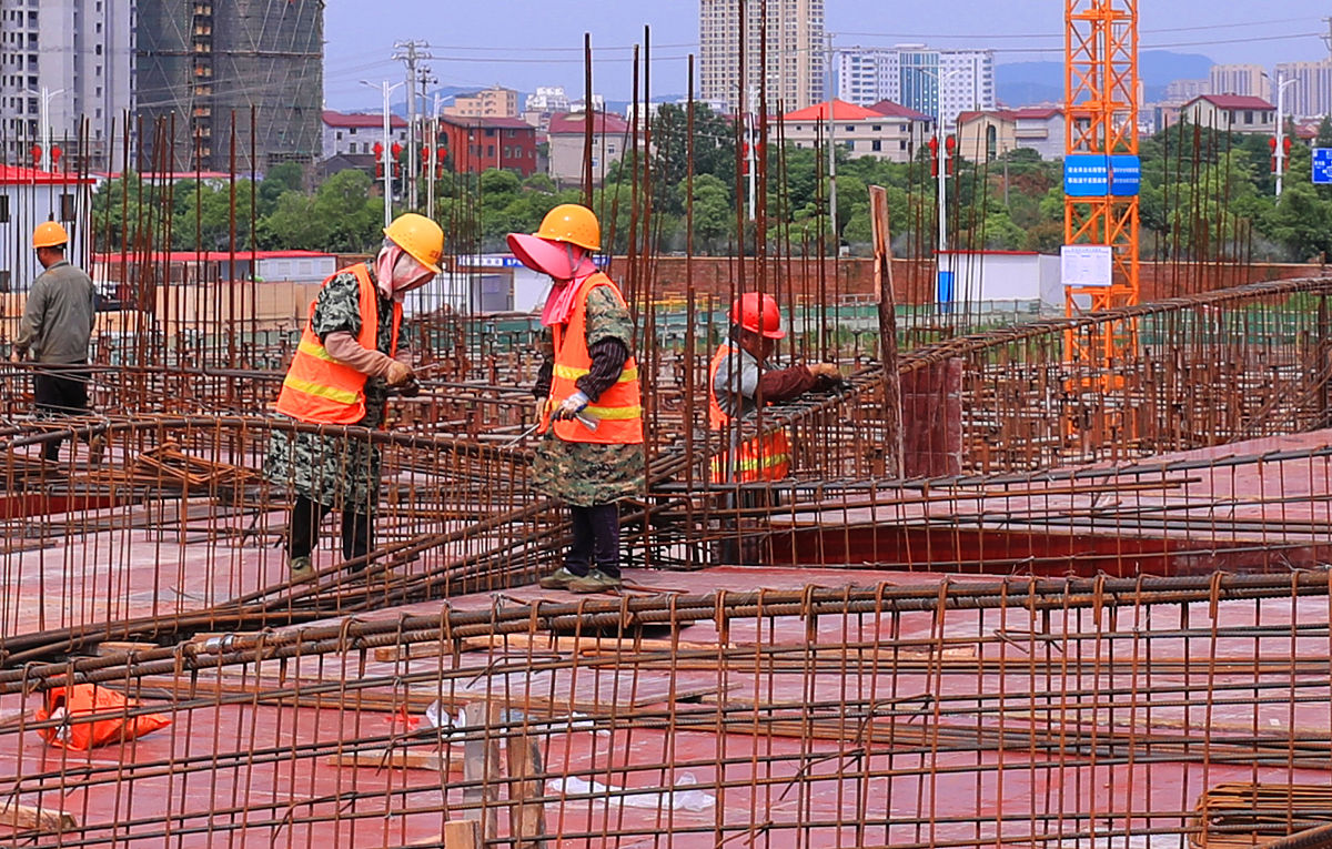2021年5月13日,在江西省吉安市泰和县新人民医院项目工地,工人正在进