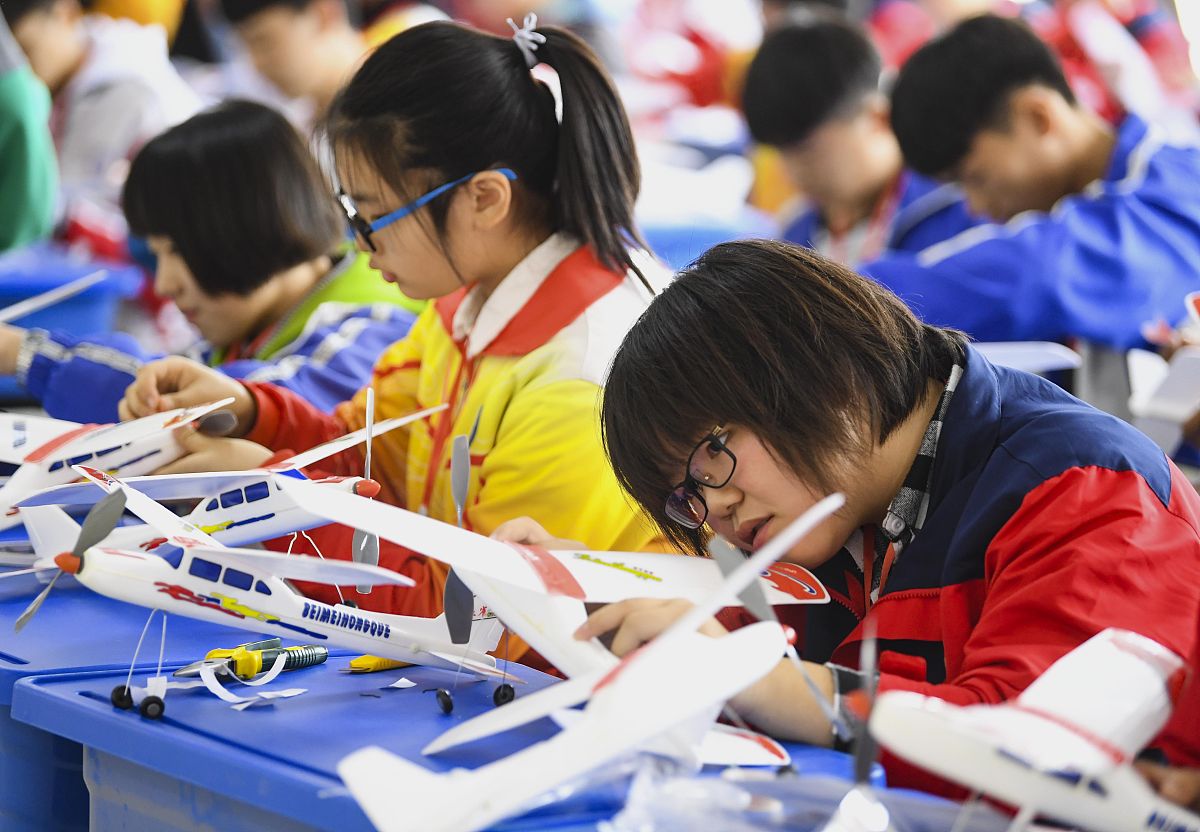 我是一名学校老师我们的学校在航空航天模型教育竞赛活动中获得了第一名的佳绩请微信公众号的宣传推文。