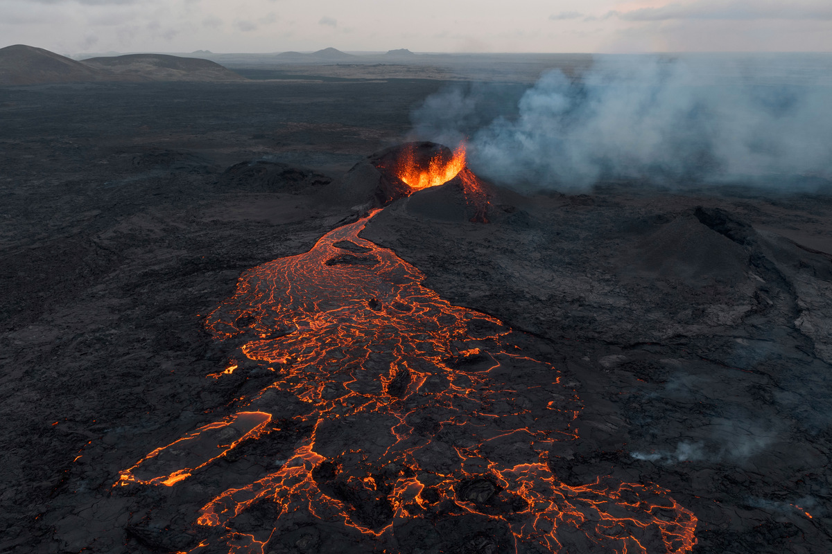 火星表面特征：火山、峡谷、沙丘、撞击坑和极冰