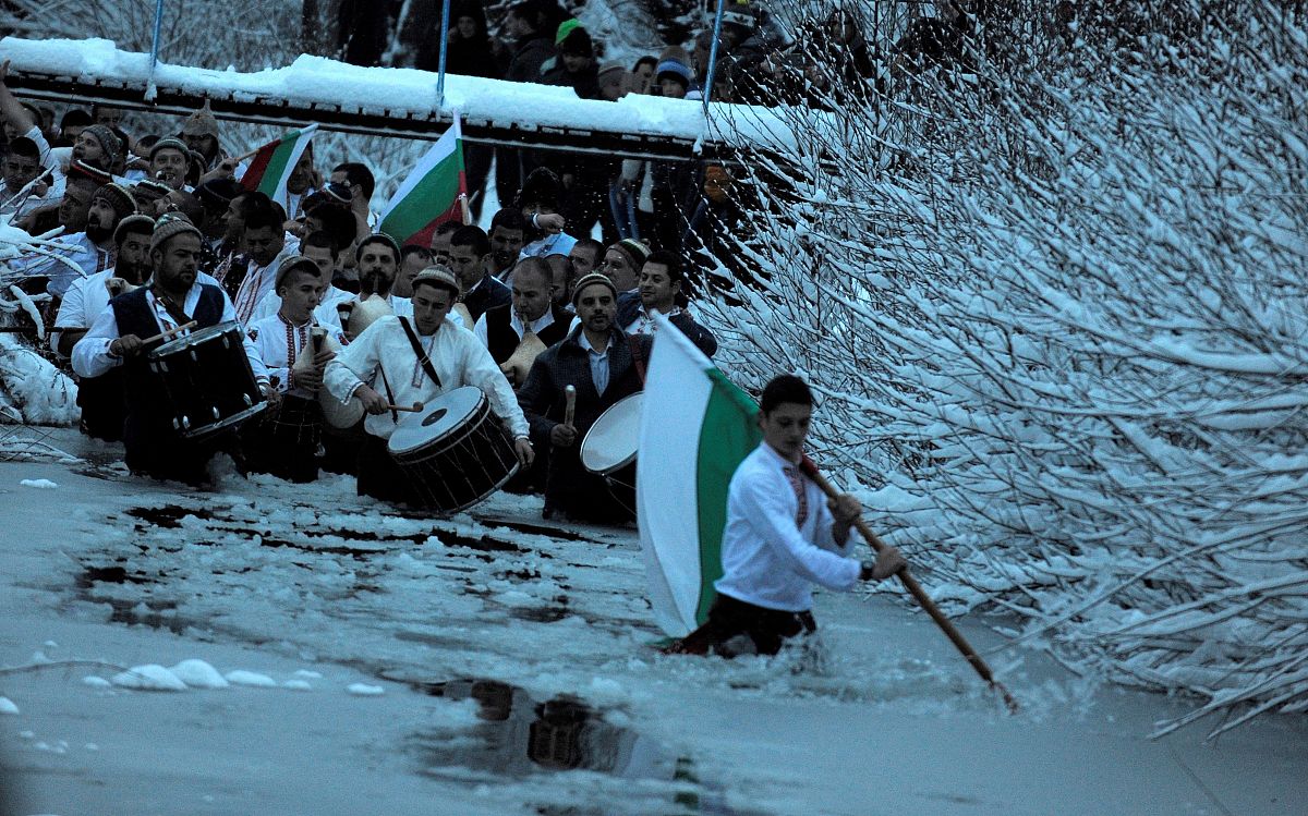 当地时间2017年1月6日,保加利亚索非亚,当地举行主显节庆祝活动,一位