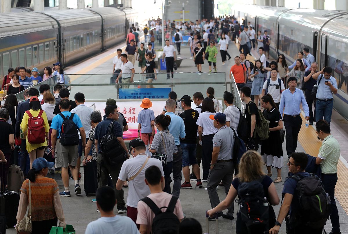 20条回复：暑运过半 全国铁路发送旅客406亿人次