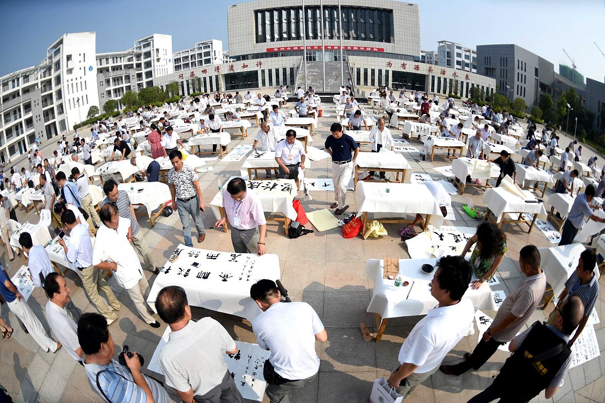 2015年08月28日,安徽亳州,谯城区举行百名书法家同书国学经典活动,100