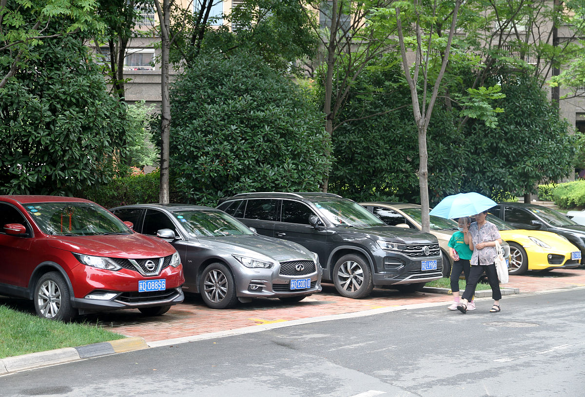 意思不变的情况下精简：有居民反映香江花城小区停车位紧缺绿化覆盖率过高导致许多车辆只能乱停乱放严重影响车辆进出和小区安全。据了解该小区的停车位数量不足加之绿化覆盖率过高使得停车难题愈发突出。小区内已经没有足够的停车位门卫管理形同虚设外部车辆仍然可以随意进出许多车辆只能停在消防通道上给居民的生命财产安全带来严重威胁。晚上七点以后车辆更是难以进出小区许多车辆只能困在小区外面严重影响居民的日常出行。