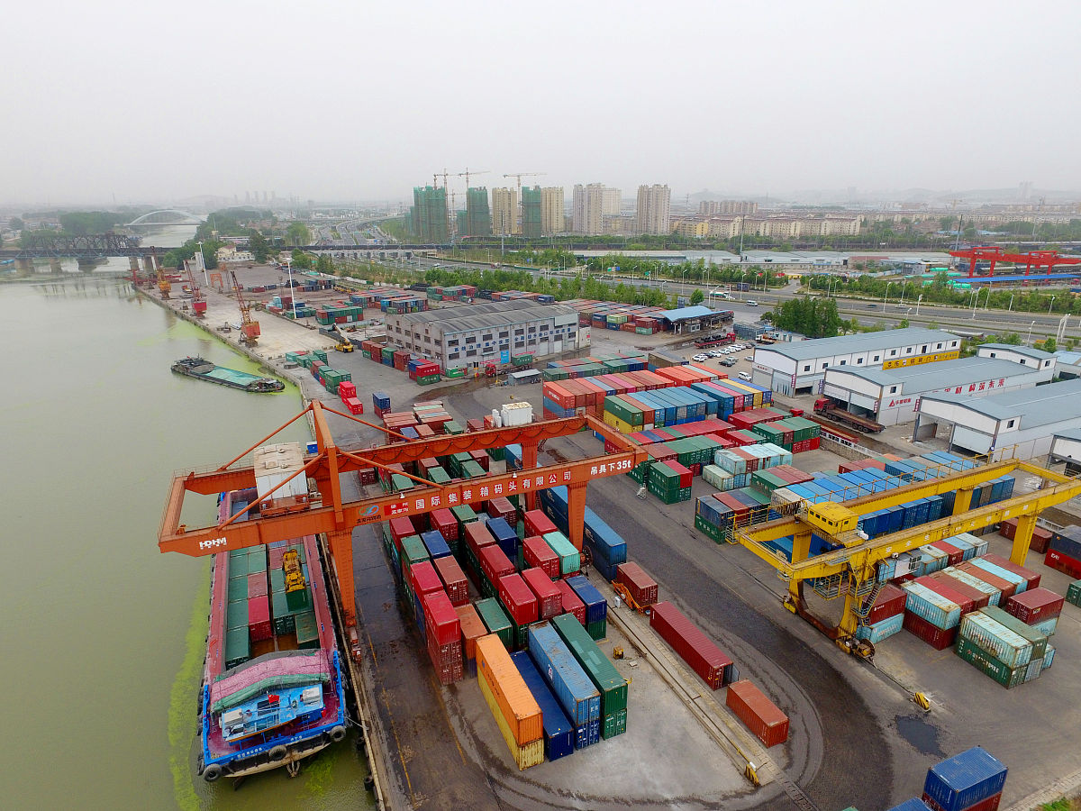 为论文徐州港务股份有限公司筹资风险管理存在的问题与对策的写一篇选题依据写成一段话格式不少于1000字。