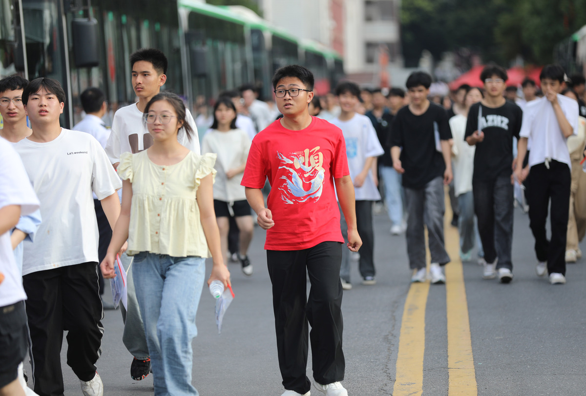 在大学去上课的路上逆着人群走路时感到不自在我该怎么办我感觉我的走路姿势怪异