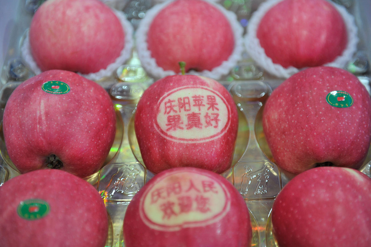 花牛苹果：来自辽宁的爽脆美味，独特包装致敬红色历史