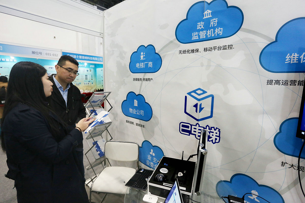 2020年12月21日至2021年1月1日期间央视新闻联合新世相和全国11座城市地铁在每晚八点半至深夜通过地铁广播向大众播报13位晚安大使的晚安语音以此迎接跨年成都地铁传媒也参与其中。根据上述材料分析成都地铁传媒与其他媒体进行的联动传播如何体现了广播媒体与社交媒体的融合发展？